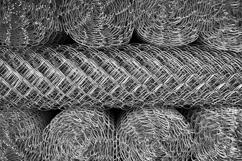 jaka siatka ogrodzeniowa – ocynkowana czy powlekana zawinięta w rolki