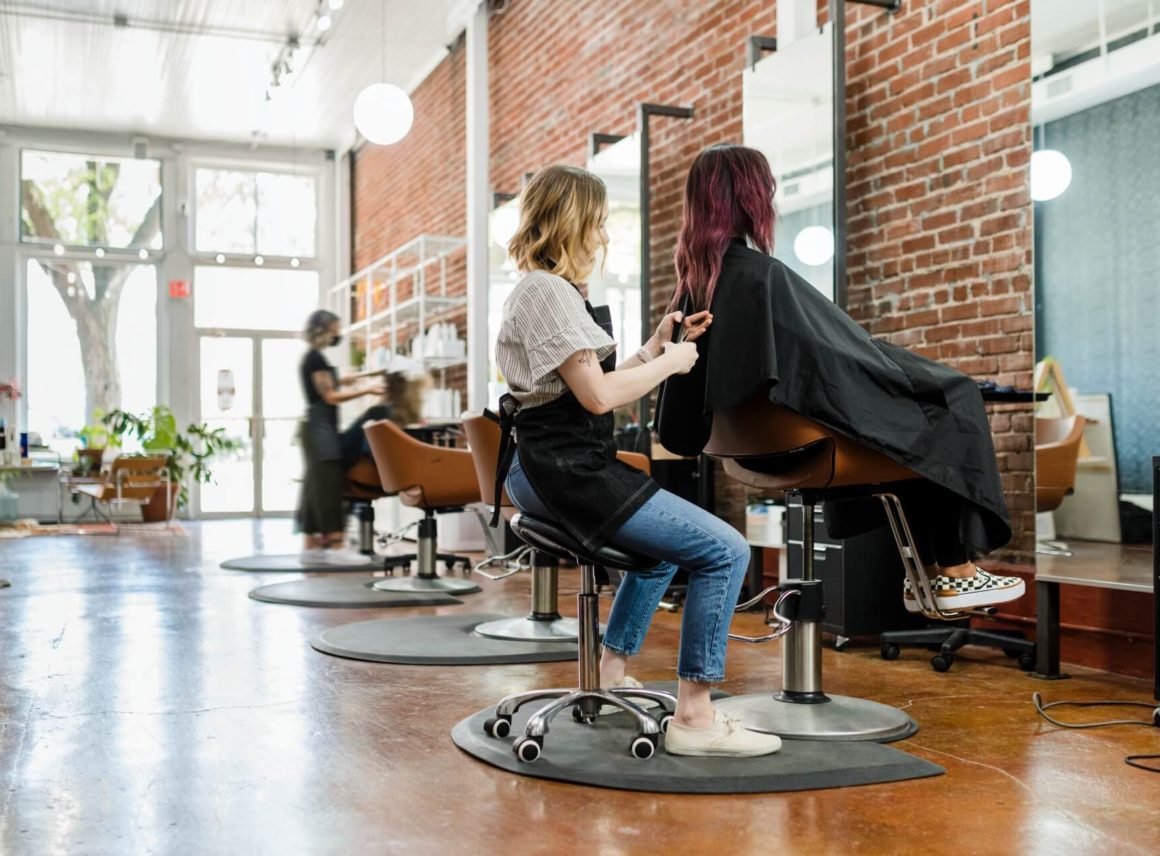 salon fryzjerski w stylu loft - aranżacja